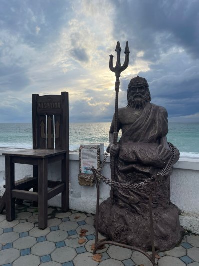 Скульптура Нептуна на набережной.