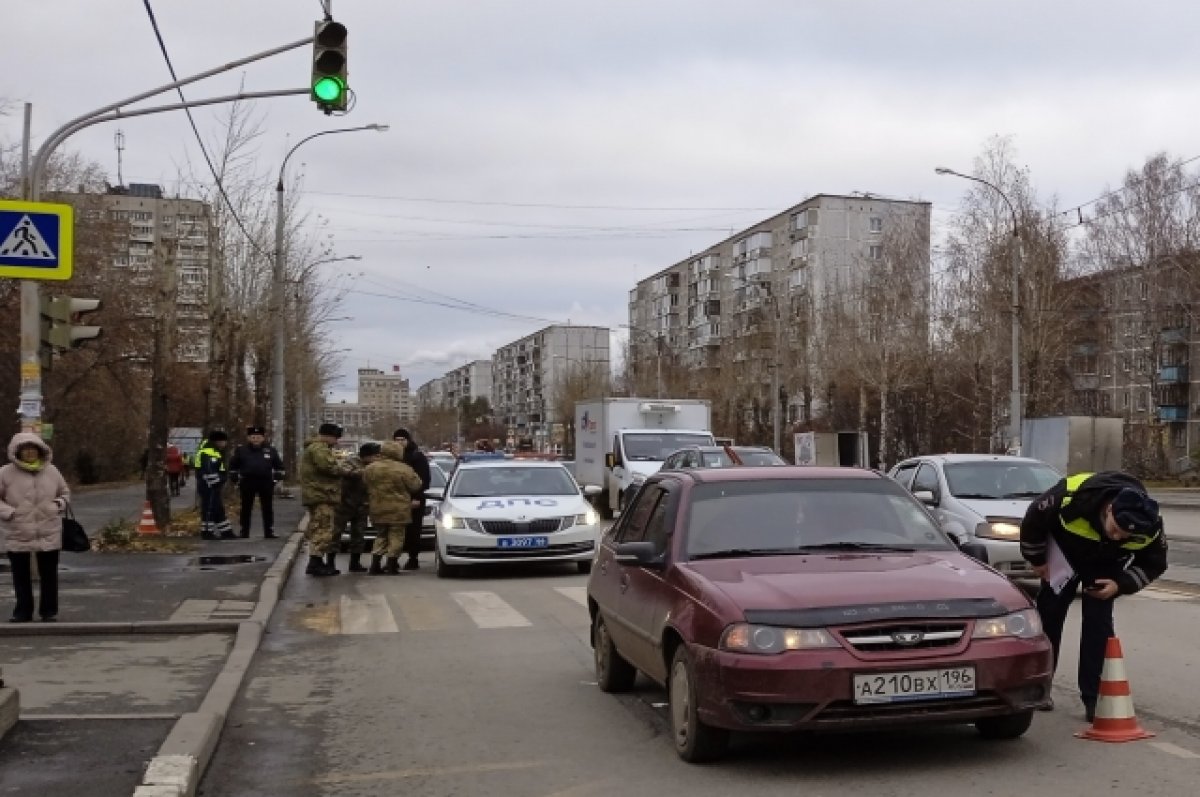 Екатеринбурженку с внуком, переходивших дорогу на «красный», сбила машина |  АиФ Урал