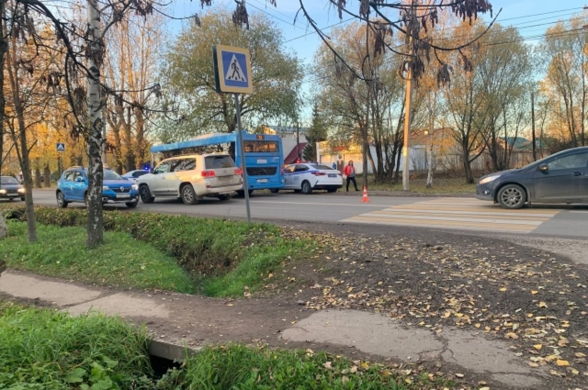 Опубликовано видео момента ДТП в Твери, в котором автобус сбил девочку |  АиФ Тверь