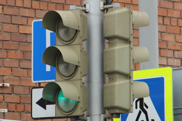 Зелёный сигнал - не гарантия безопасности для пешеходов.