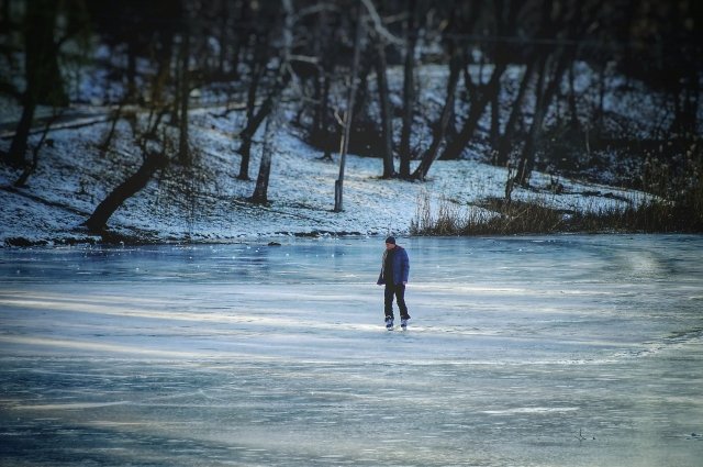 Ямальские ребята уже начинают проверять лед на прочность.