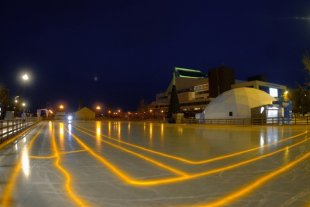 Сезон откроют юные фигуристки, которые выступят перед жителями города.