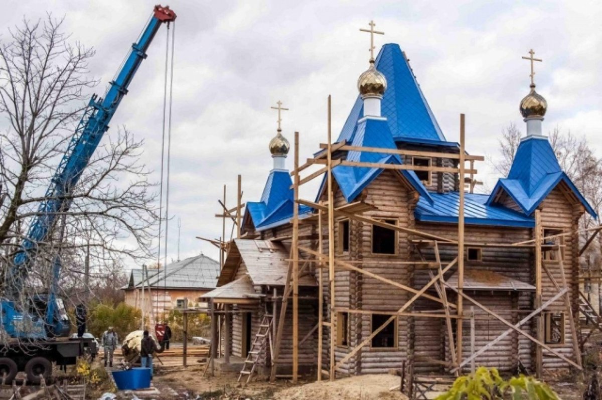 В Брянской области на строящийся храм установили купол