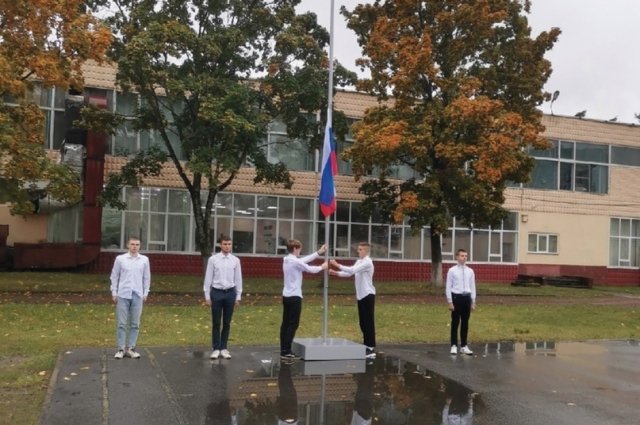 С понедельника по субботу флаг страны возвышается над учебным заведением.