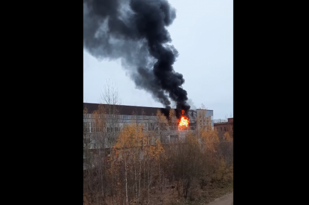 Тверь пожар в новостройке видео. Пожар в Твери. Пожар во дворе. Пожар в офисном здании. Пожар в Лесном Городке.