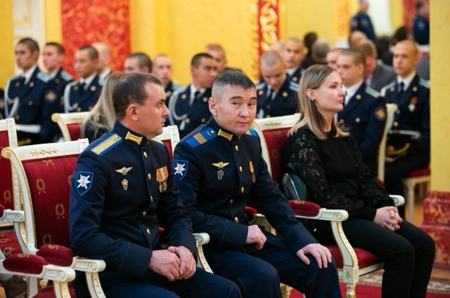 В Оренбурге вручили награды экипажу Ил-76, совершившего жесткую посадку под Рязанью на горящем самолете.