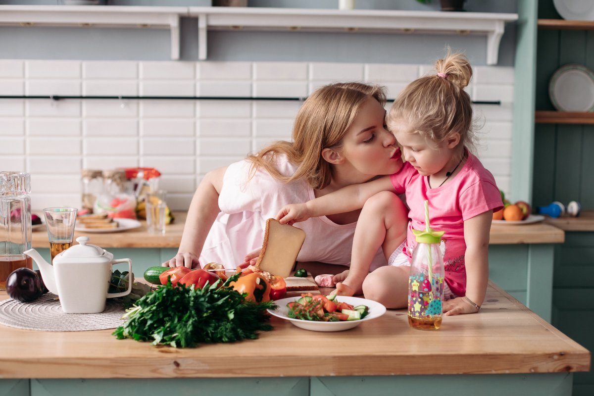 Family mom and sister. Семья на кухне. Утро в семье. Мама целует на кухне.