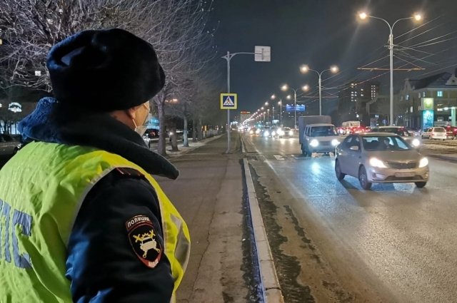 В Красноярске сотрудники ГИБДД проверили как одеваются жители города в темное время суток.