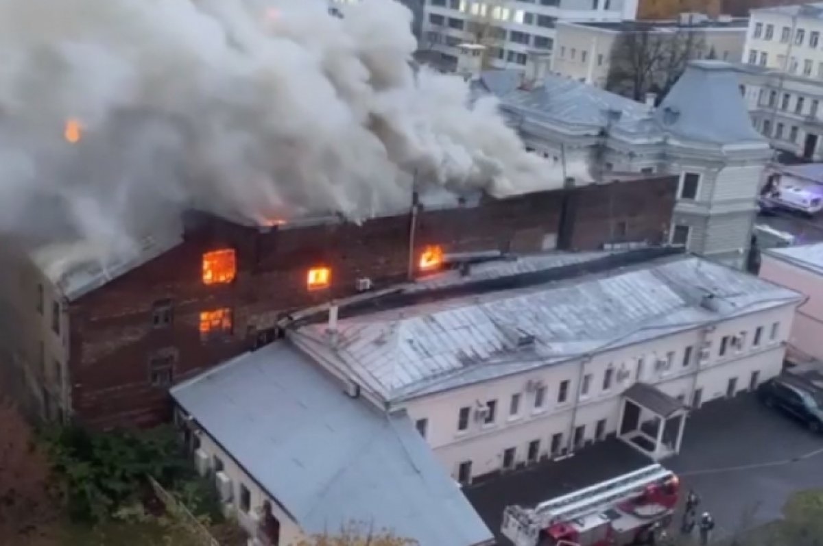 В Москве локализован пожар в доме на улице Бахрушина