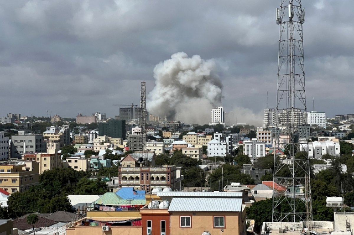 В результате атаки на здание Минобразования Сомали погибли 100 человек