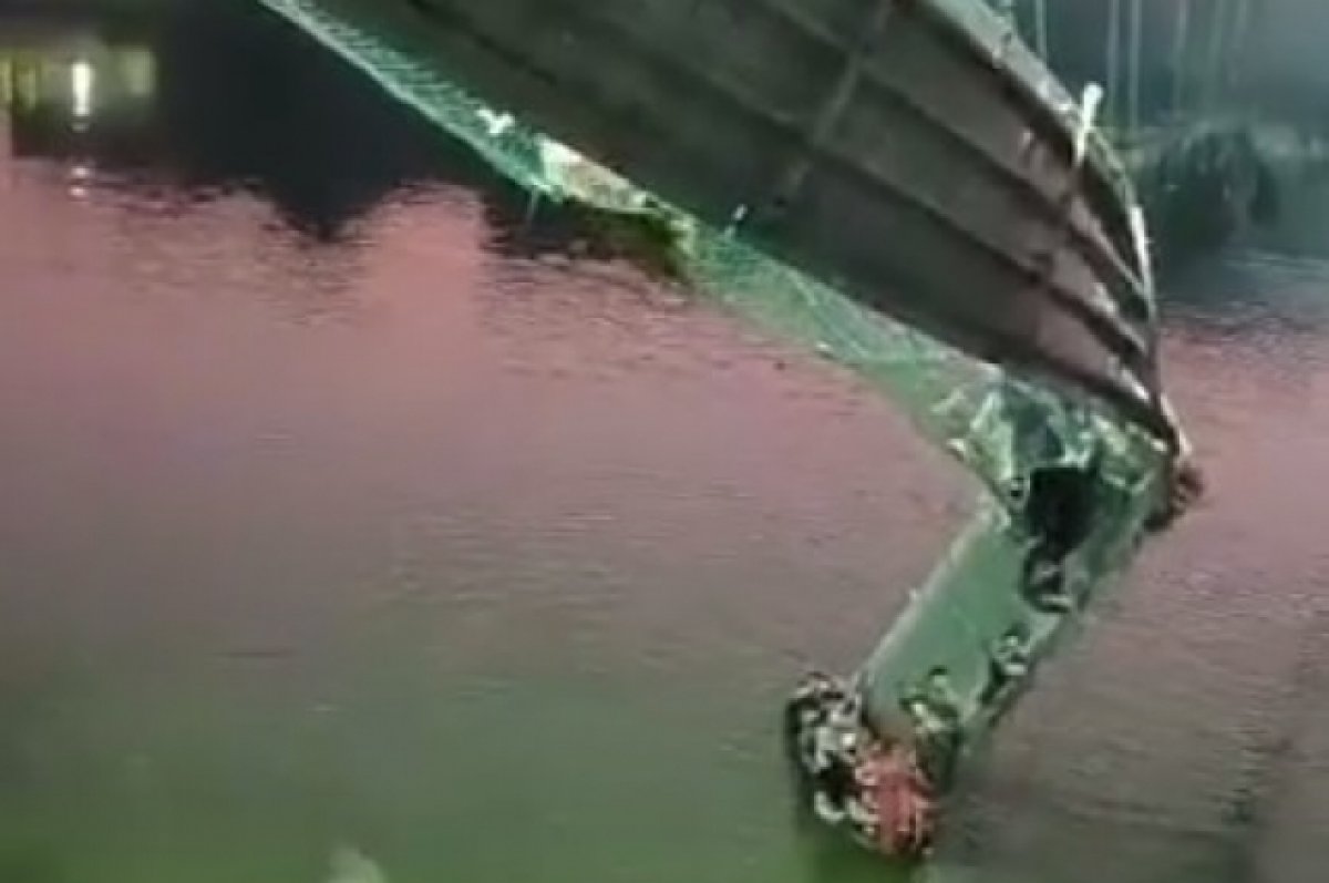 СМИ: не менее 40 человек погибли при обрушении моста в Индии