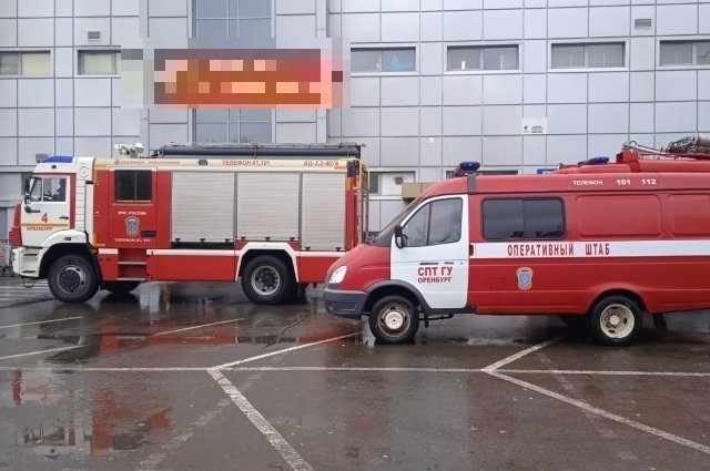 Из ТРЦ «Север» в Оренбурге эвакуировали взрослых и детей из-за загоревшегося кухонного прибора. 