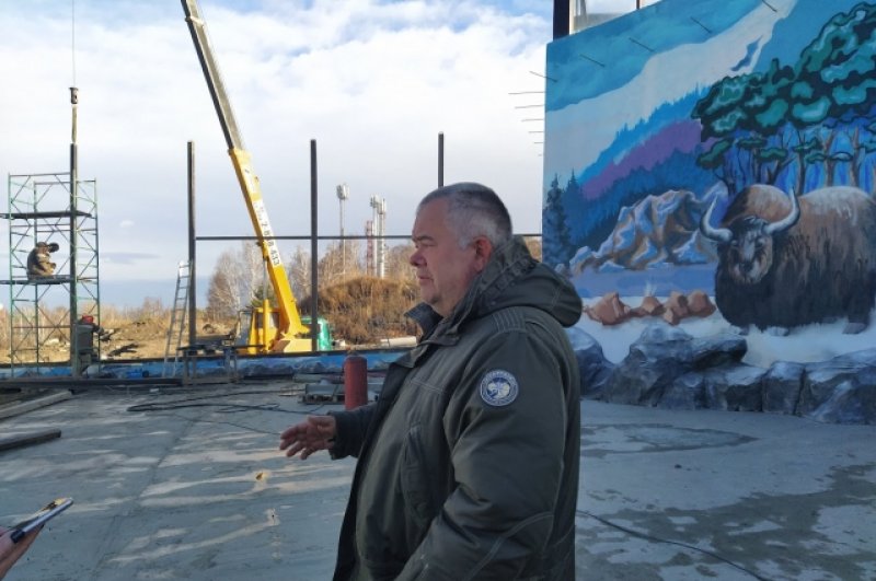 Директор парка Андрей Горбань в строящемся вольере.Он мечтает рядом поселить и других арктических животных: полярных волков, овцебыков, например.