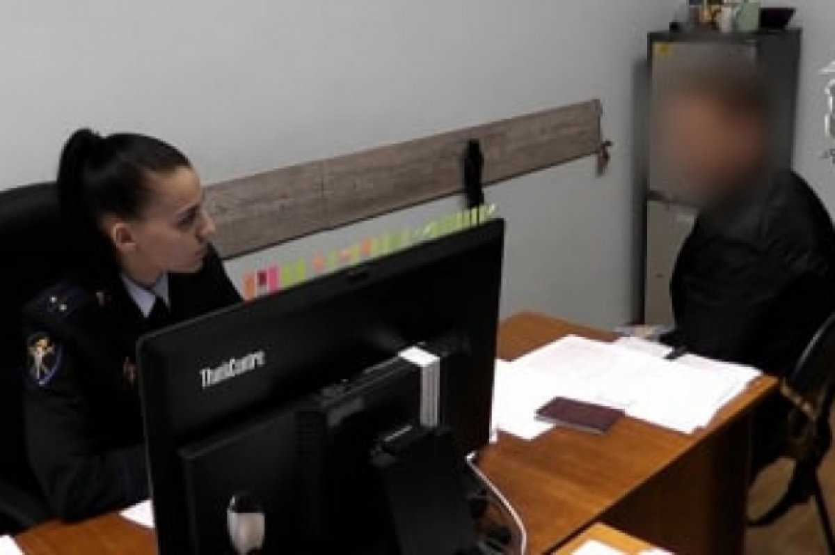 В Брянске полицейские задержали курьера телефонных мошенников