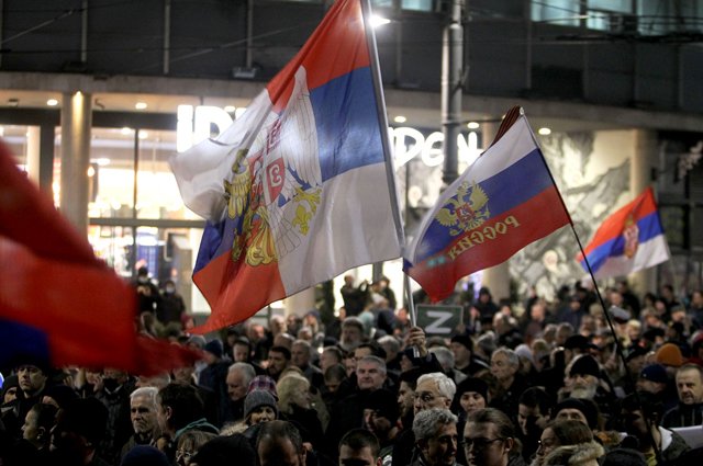 Белград, март 2022 г. Десятки тысяч сербов прошли маршем по центральным улицам города, выражая поддержку России и Донбассу.