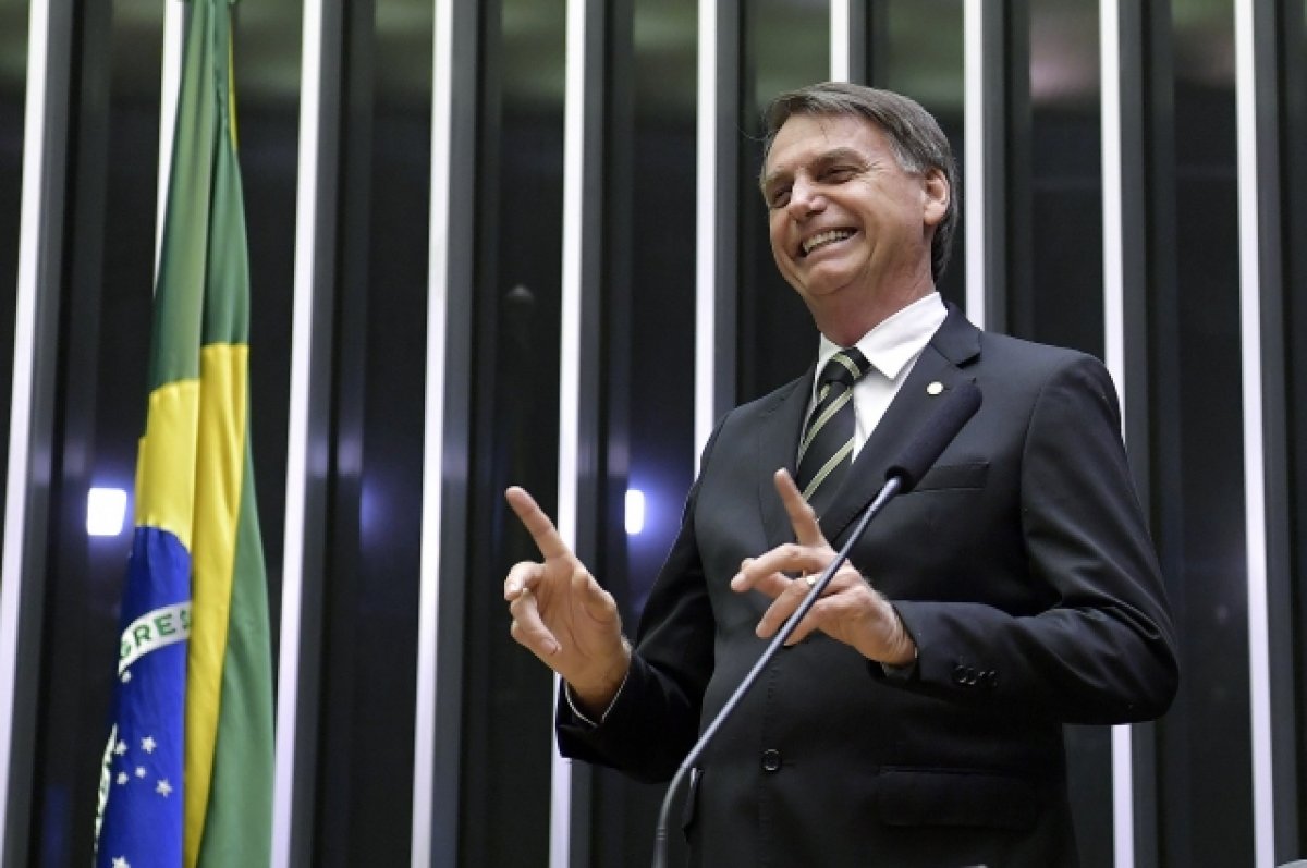 Проигравший выборы в Бразилии Болсонару больше 36 часов хранит молчание