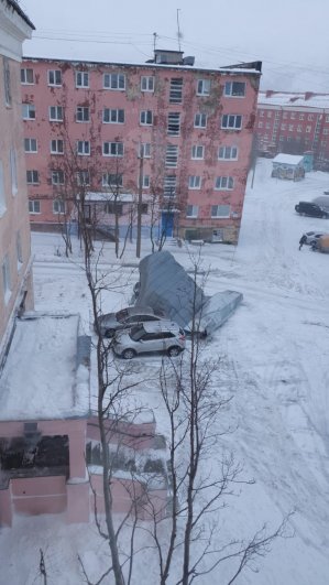 В Кировске сильным порывом ветра у жилого дома по адресу улица Ленина, 9 снесло крышу. Местные власти советовали жителям оставаться дома.