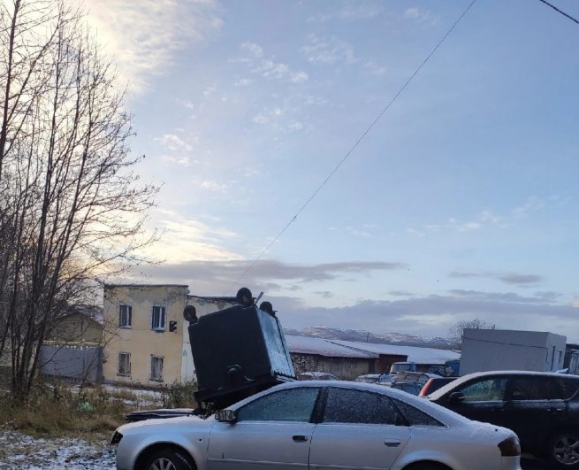 Сразу в нескольких муниципалитетах северяне пожаловались, что их автомобили побило мусорными баками.