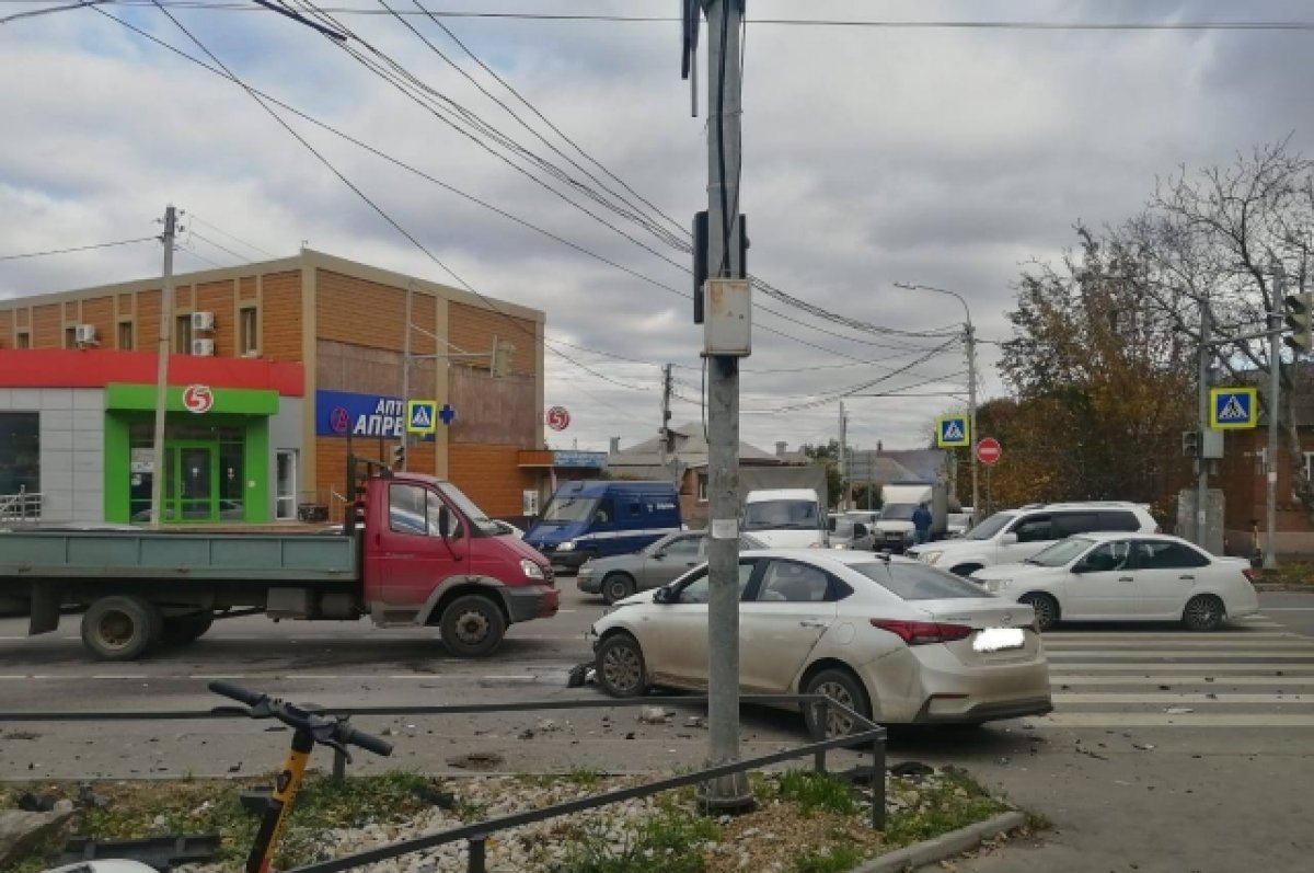 Оба водителя пострадали: в Ростове столкнулись два Hyundai Solaris