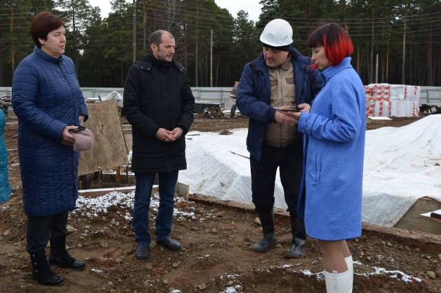 Министр строительства области Александр Галкин на стройплощадке в селе Тангуй.