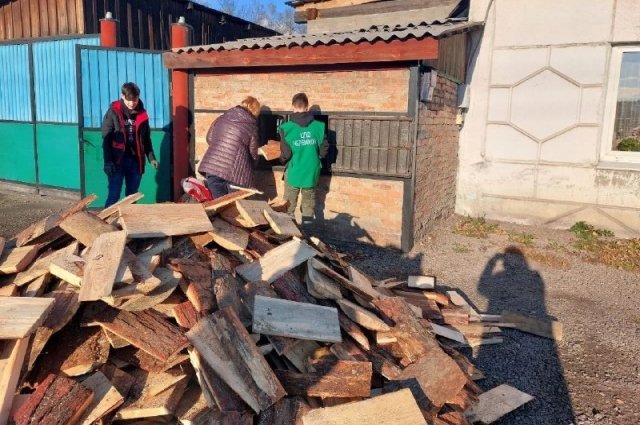 С 13 октября в Иркутской области семьям мобилизованных оказывается помощь в заготовке и предоставлении дров.