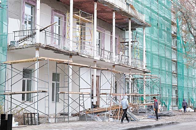 В Перми идёт благоустройство больничного городка и ремонт фасадов краевой клинической больницы. 