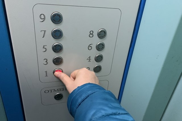 В Казани в одном из многоэтажных домов отключили лифт из-за долгов управляющей компании. 