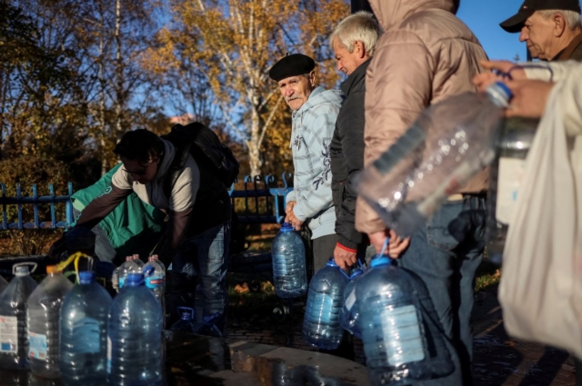 В Киеве выстроились очереди за водой - видео