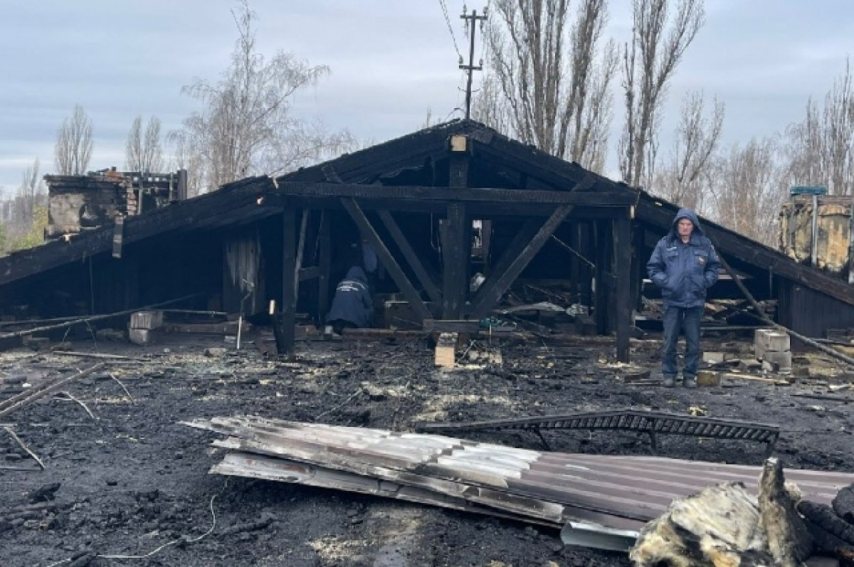 Рабочие заканчивают демонтаж сгоревшей кровли дома на улице Небольсина |  АиФ Воронеж