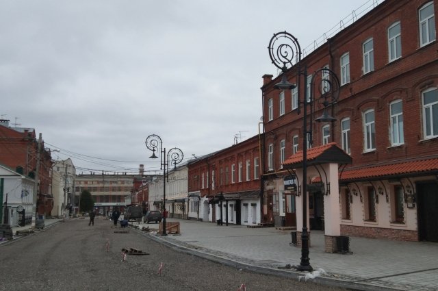 Первые кованые фонари уже заняли своё место на исторической улице.