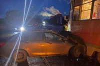 В Орске при столкновении Geely с трамваем пострадала 40-летняя женщина.