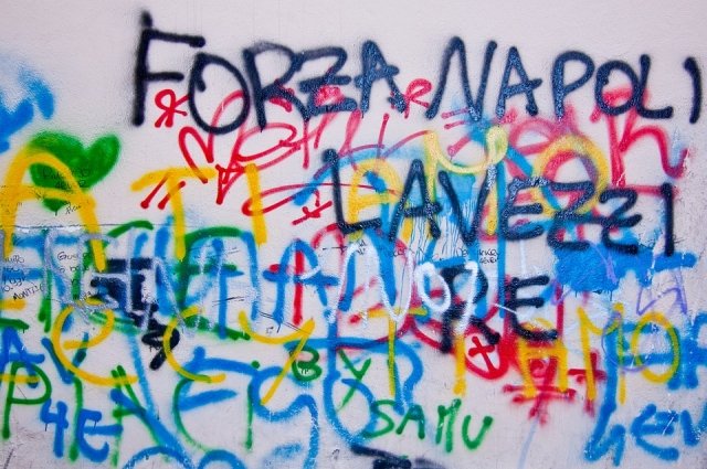 В Салехарде поймали вандала, который расписывал стены города граффити с интернет-адресом магазина наркотиков.