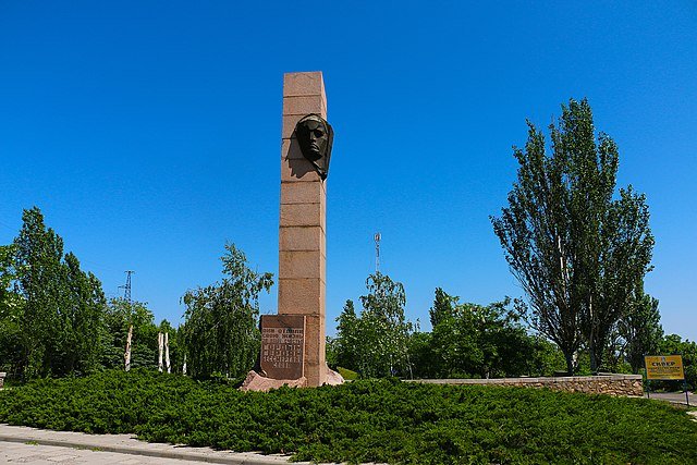 Братская могила 80 николаевских подпольщиков и жертв фашизма, (памятник Скорбящей матери) Некрополь, Николаев, Украина.
