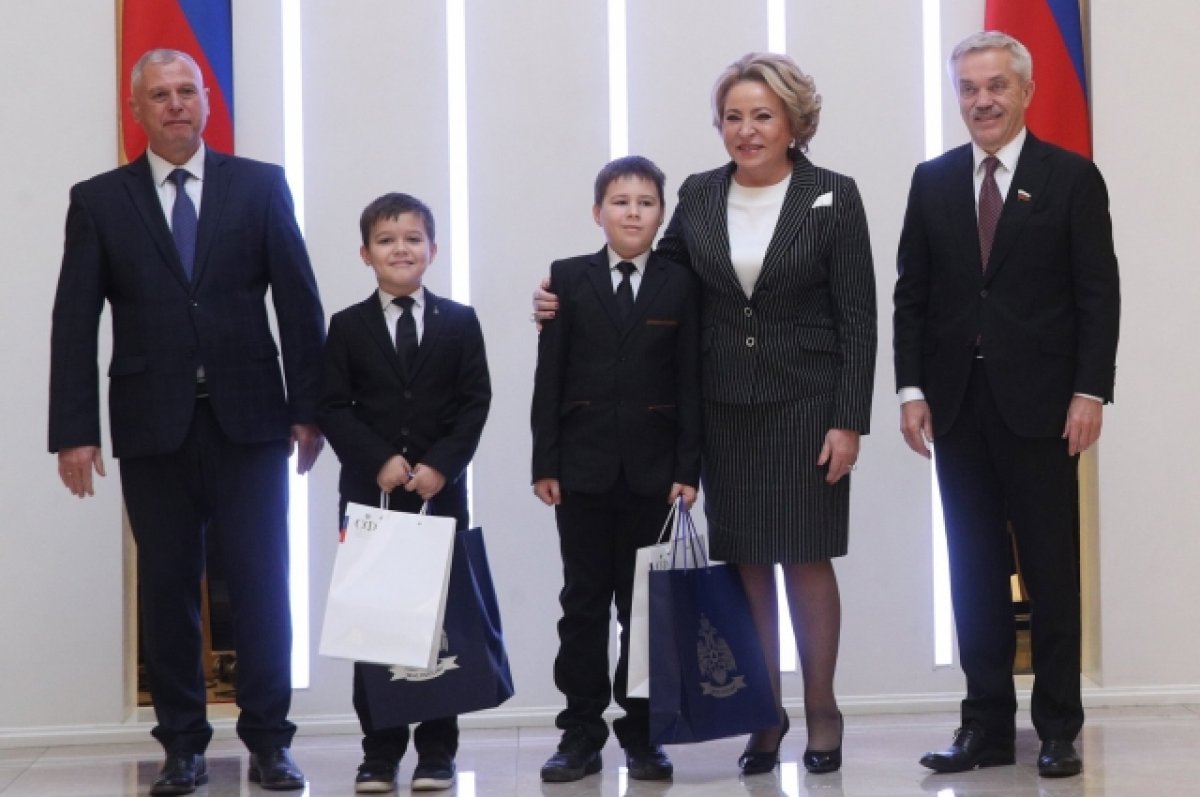 Мальчик Алеша, встречавший российских военных, получил награду в Совфеде