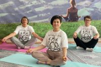 Светлане Фроловой (в центре) йога помогла обрести здоровье и душевную гармонию.