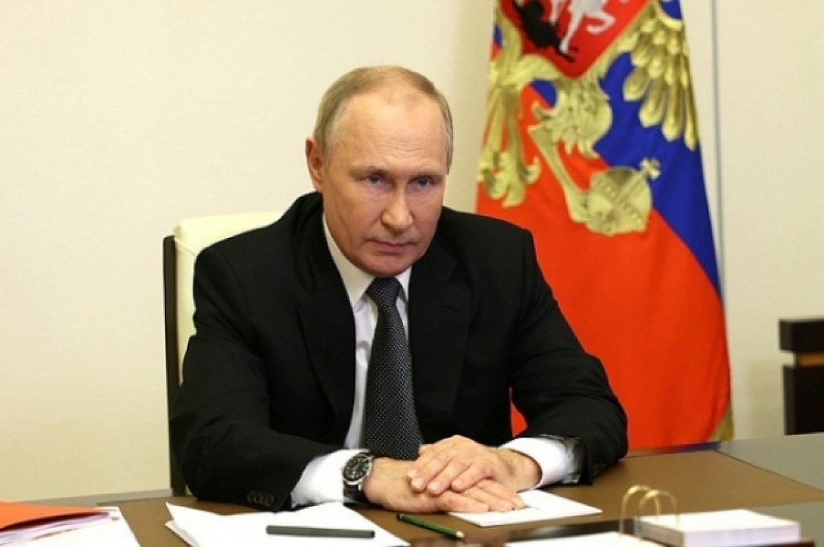 Путин посмертно наградил орденами Мужества замглавы ВГА и его жену