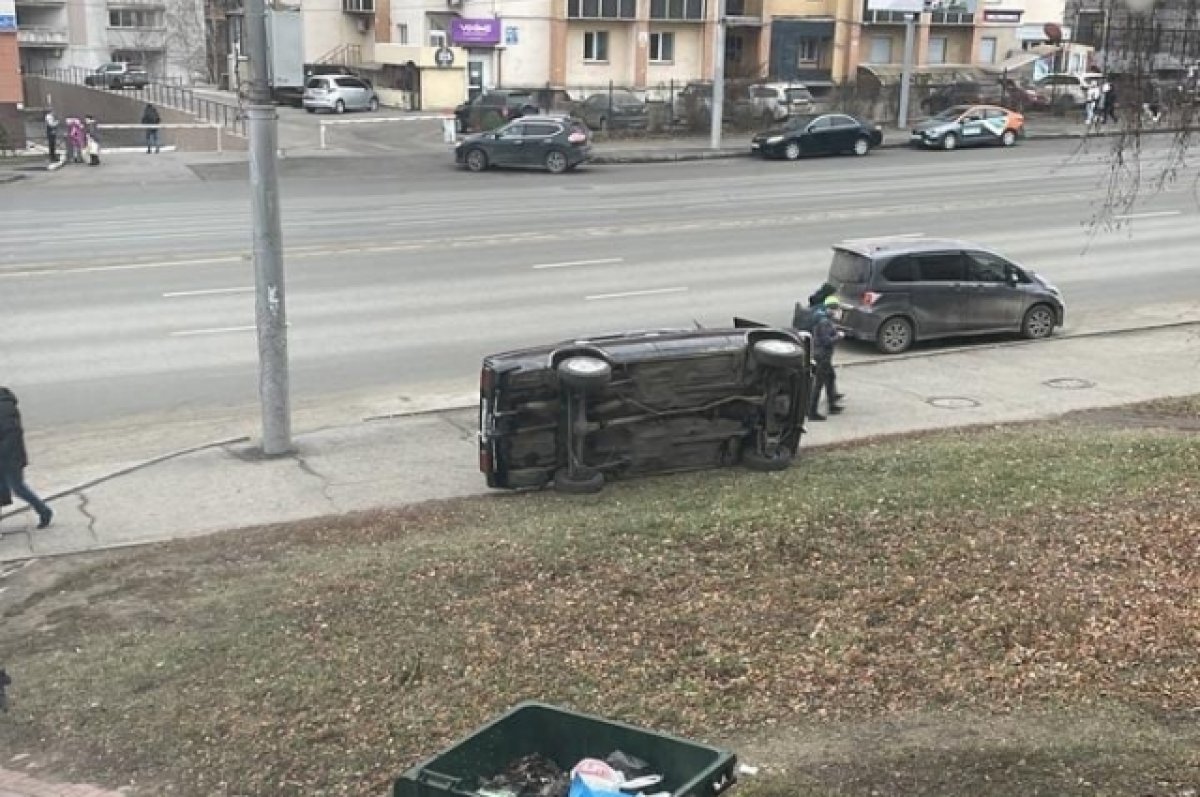 В Новосибирске «Жигули» опрокинули на улице на бок для ремонта | АиФ  Новосибирск