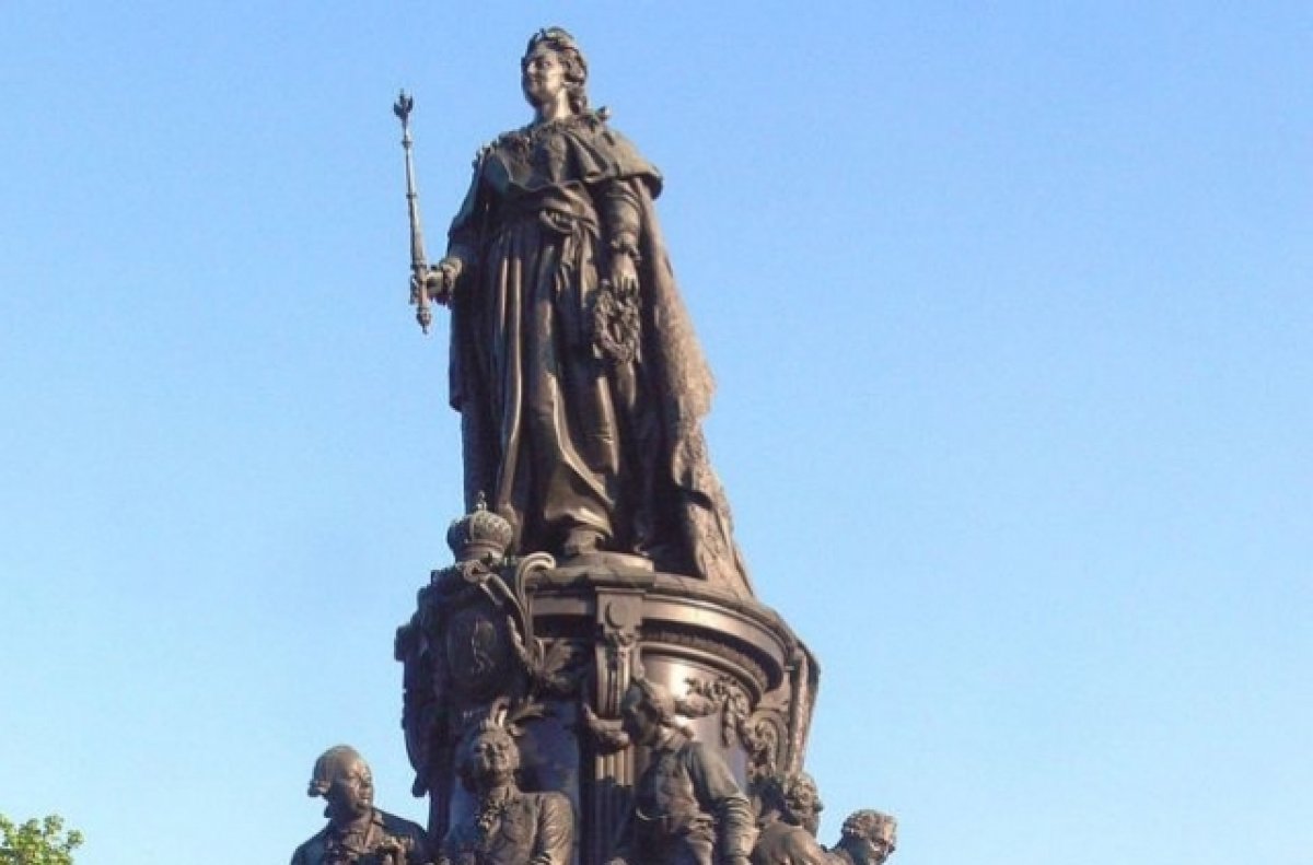 Вокруг памятника Екатерине II в Одессе установили ограждение от вандалов