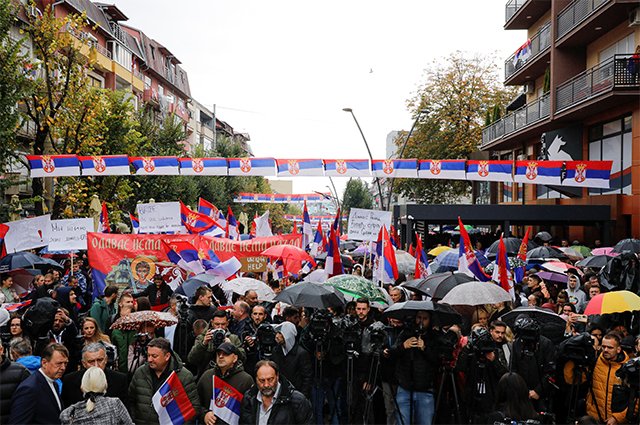 Люди протестуют против решения местных сербов покинуть косовские институты власти.