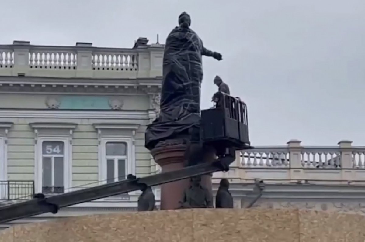 Памятник Екатерине II в Одессе закрыли пакетом