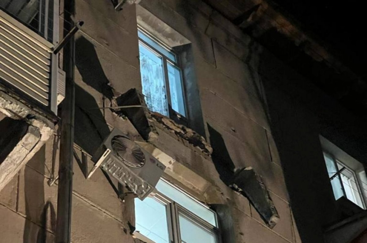 На упавшем балконе в Сочи находились три человека