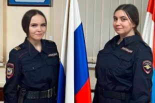 на фото полицейские ОВ ППСП ОМВД России по Волжскому району сержант полиции Кристина Гусева и младший сержант полиции Кристина Дударева