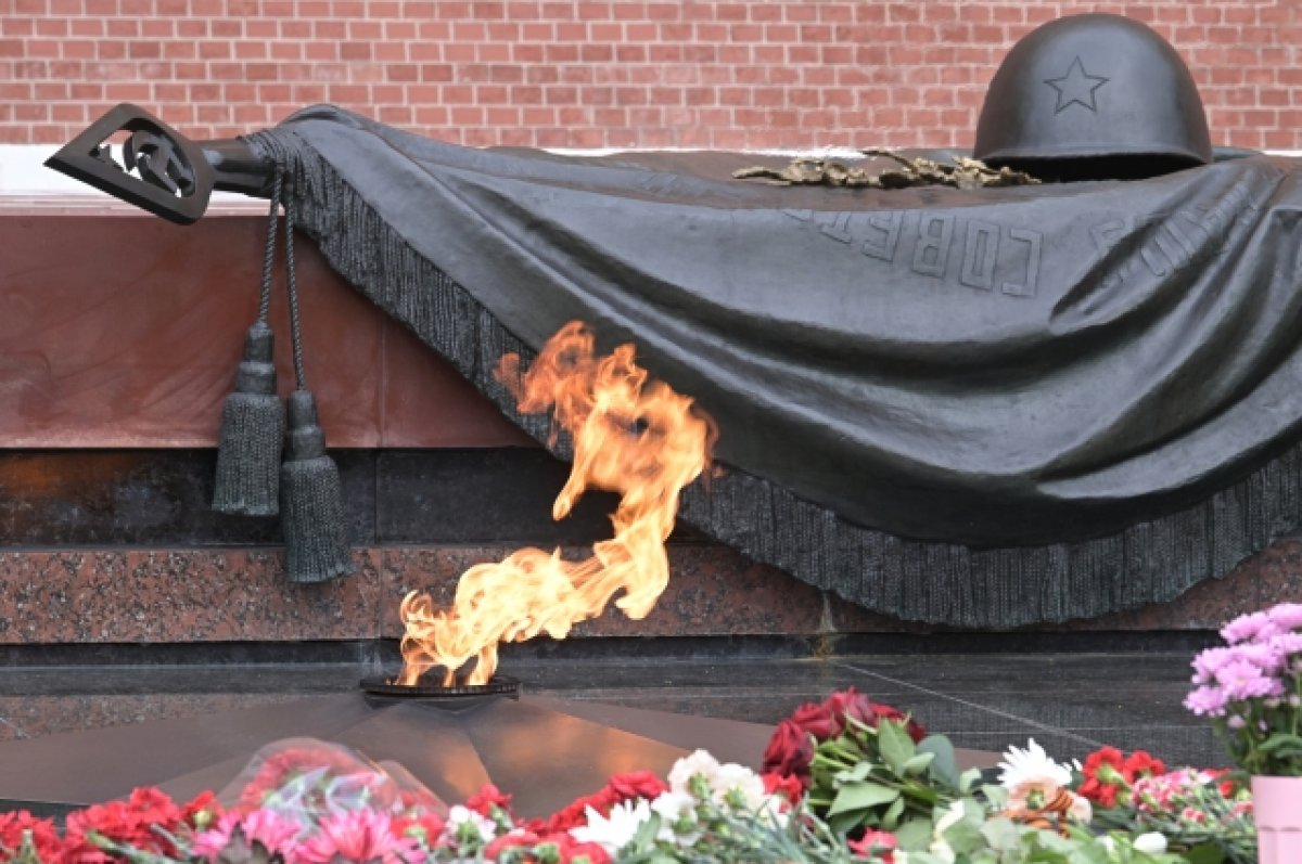 Собянин возложил венок к Могиле Неизвестного Солдата в Александровском саду