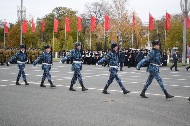 Парад памяти 7 ноября в самаре 2023. Парад памяти 7 ноября 2022 Самара. Площадь Куйбышева на параде 2022. Парад на площади Куйбышева 2022 7 ноября. Парад в Самаре 2022.