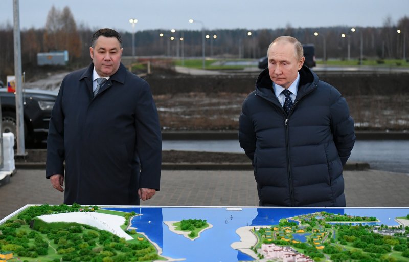 Владимир Путин осмотрел площадку и макеты строящихся объектов инфраструктуры туристско-рекреационного кластера «Волжское море». 