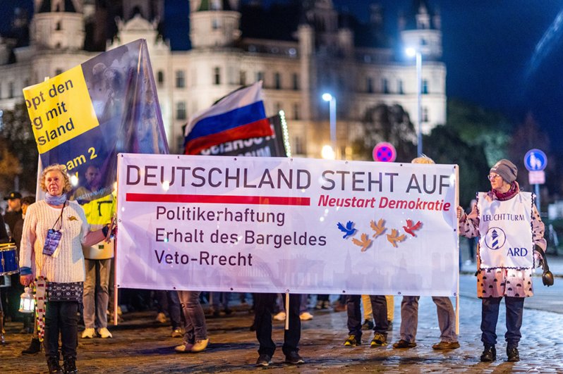 Мекленбург-Передняя Померания, Шверин. Митингующие держат плакат: «Германия поднимается»