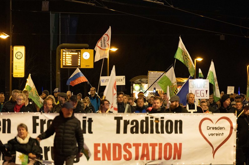Митинг в Дрездене, плакат митингующих гласит: «Традиция, свобода и мир - конечная станция»