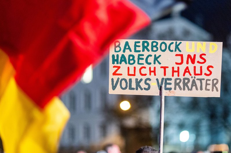 Мекленбург-Передняя Померания, Шверин. Плакат с надписью:«Баербок и Хабек в тюрьмы предателей народа». 
