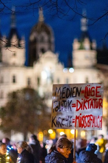 Мекленбург-Передняя Померания, Шверин. Плакат с надписью: «СМИ - ложь, политика - диктатура, церковь - злоупотребление» 