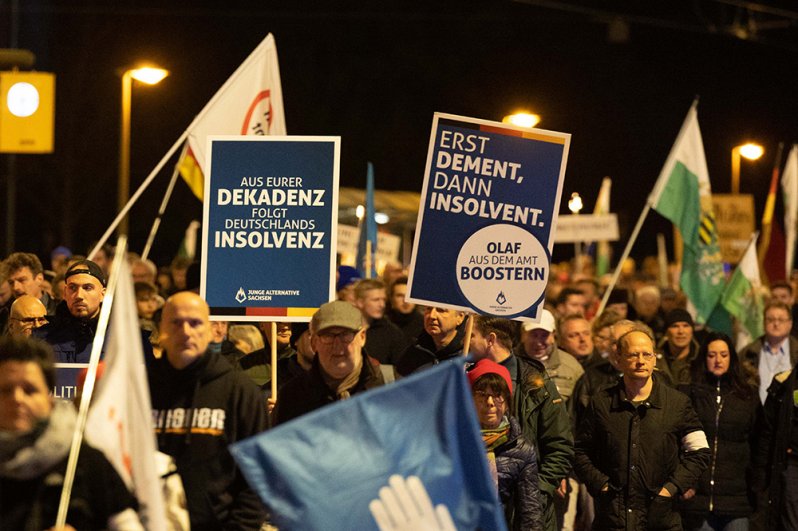 Протесты в Дрездене под слоганом «Дрезден объединяется». 